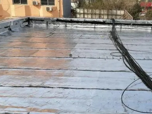 桑珠孜卫生间漏水维修公司分享下桑珠孜屋面楼顶防水刚性防水层施工要点。